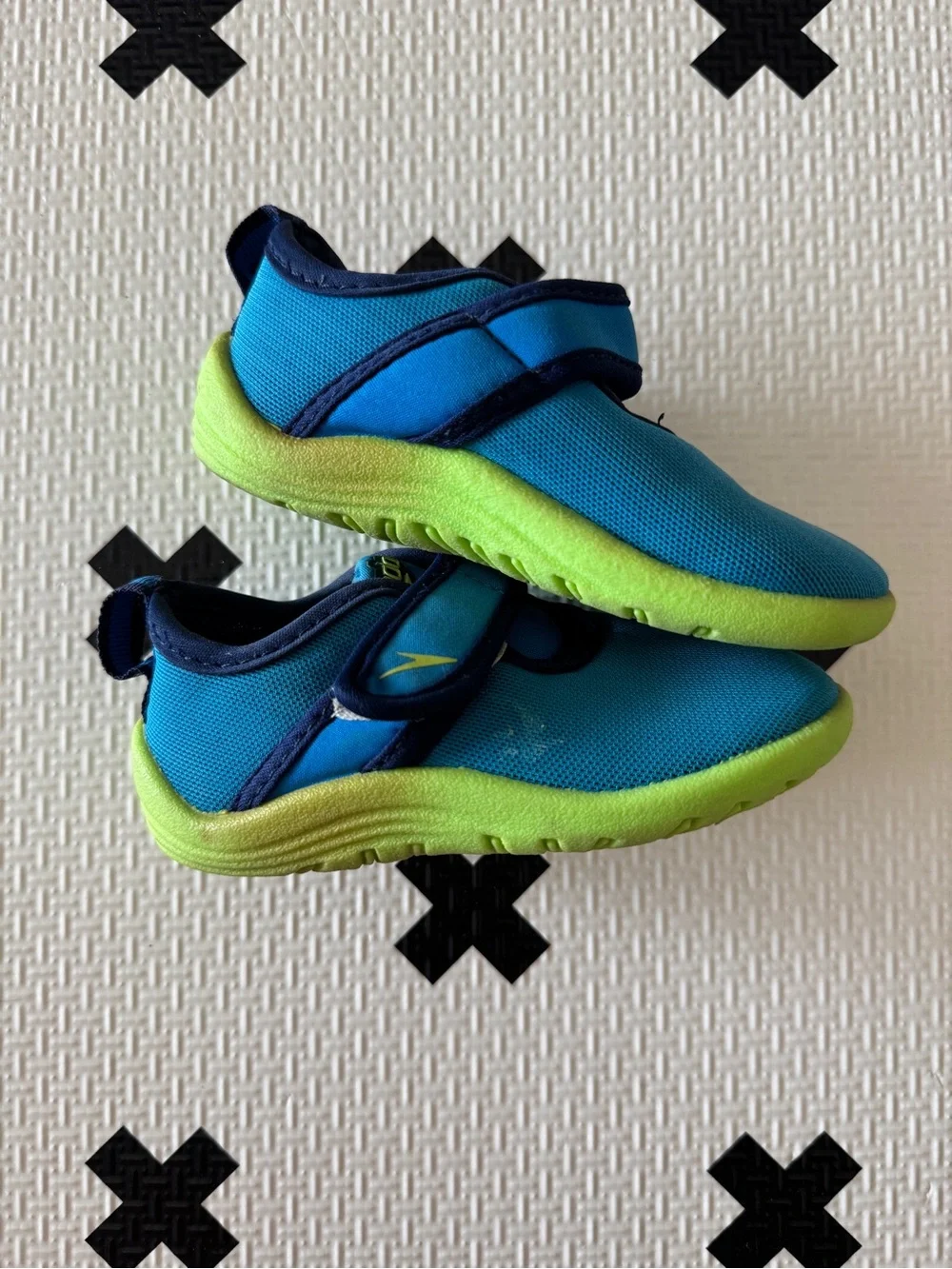 Speedo Kids' Blue Water Shoes with Lime Accent size Small (fits 5/6)